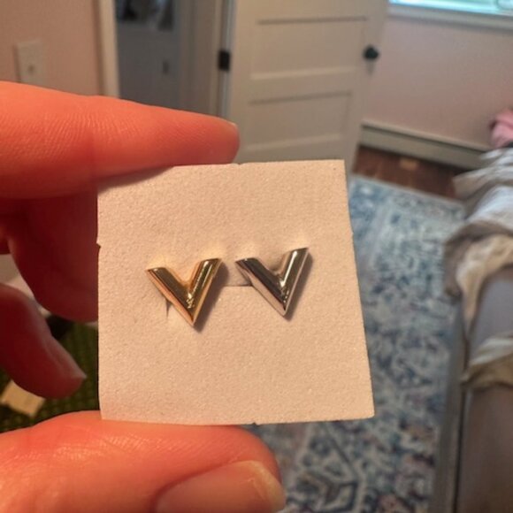 Louis Vuitton Essential V Stud Earrings Mixed Metal (1 Gold, 1 Silver) - Picture 3 of 7